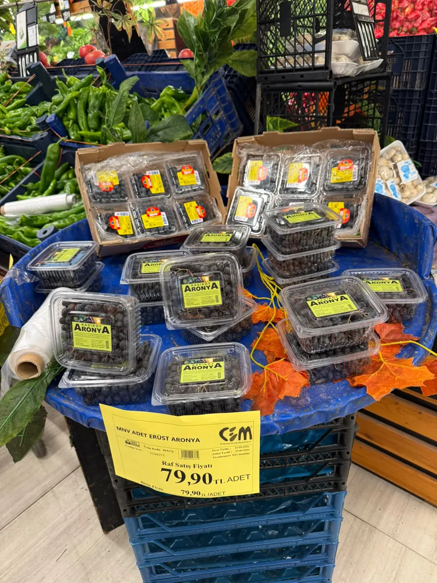 Kadıköy Aronya ambalajlı taze aronya, bir marketin manav reyonunda